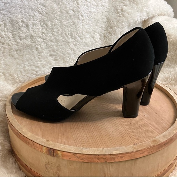 EUC Life Stride Soft System Caren Faux Suede Leather Cut-out Size 11 - Picture 2 of 10